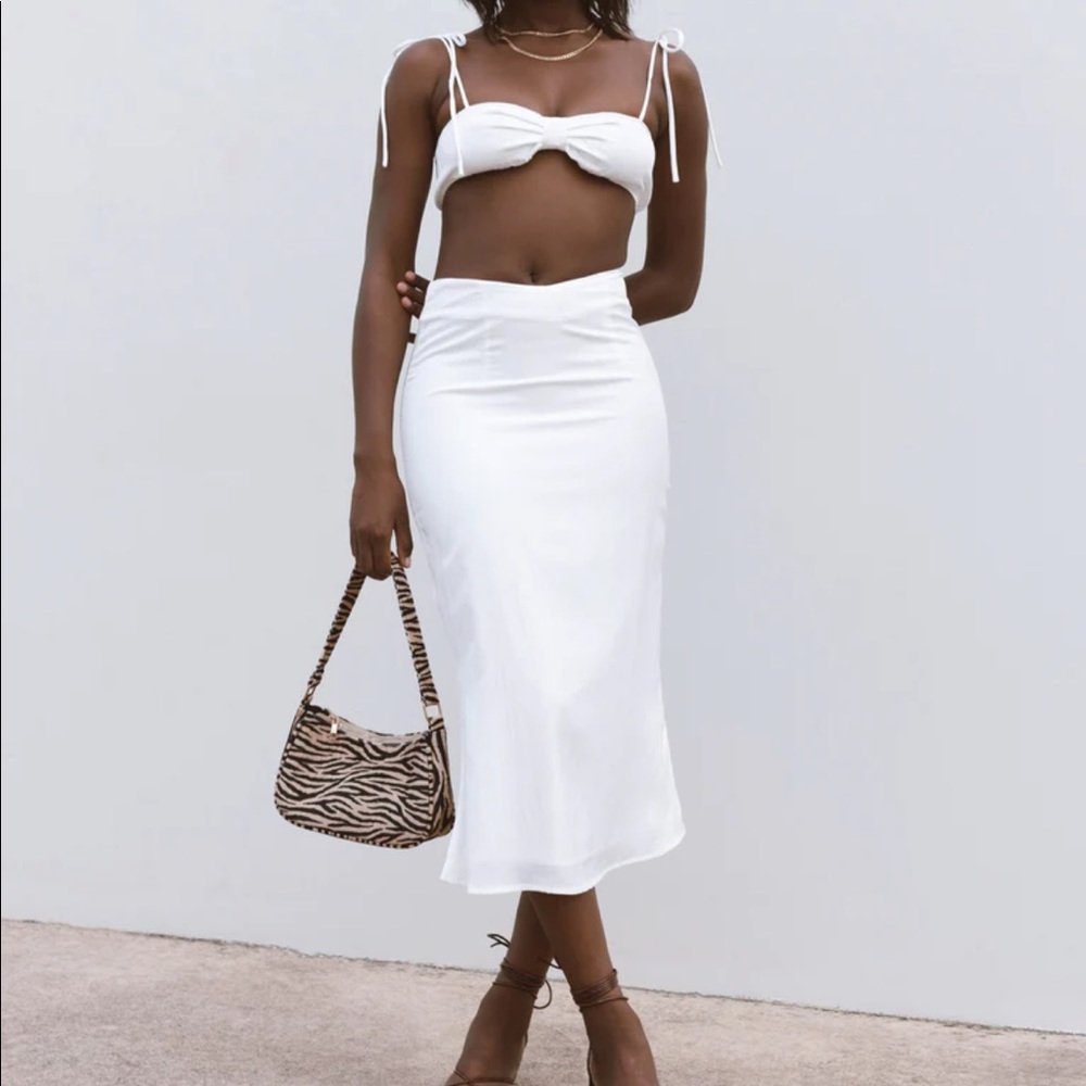 THE AVA SET